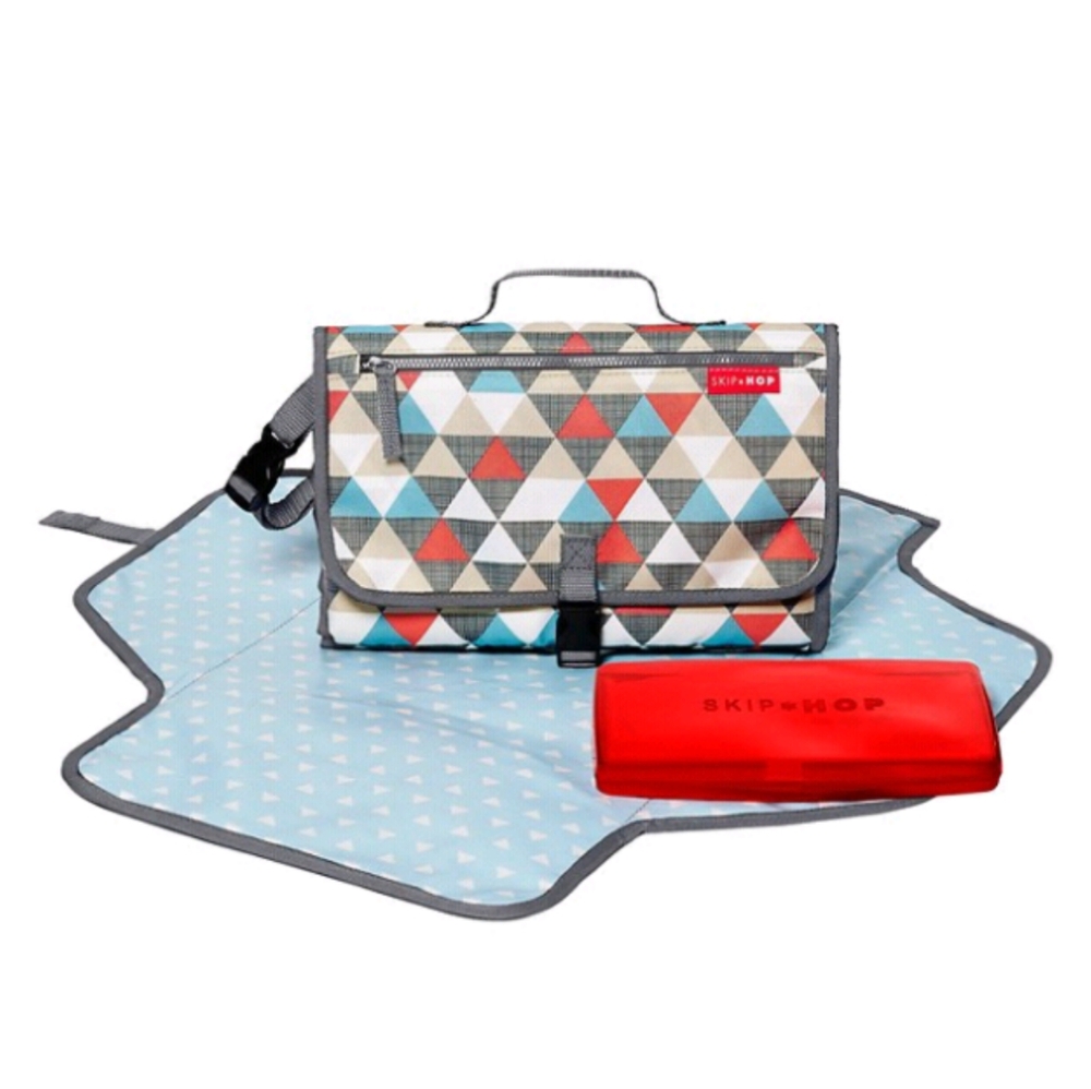 Skip Hop Pronto Changing Station/Clutch- Traingles